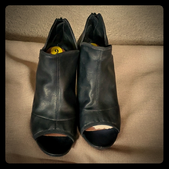 Tahari open toe heels - Picture 1 of 4